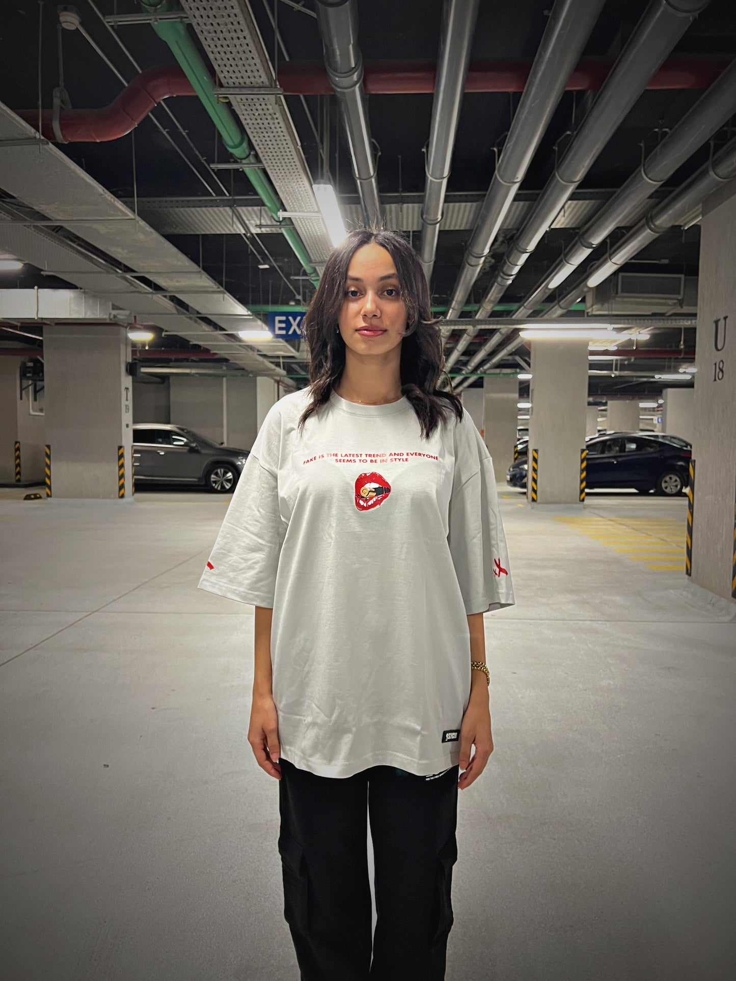 FAKE KISS OVERSIZED TEE