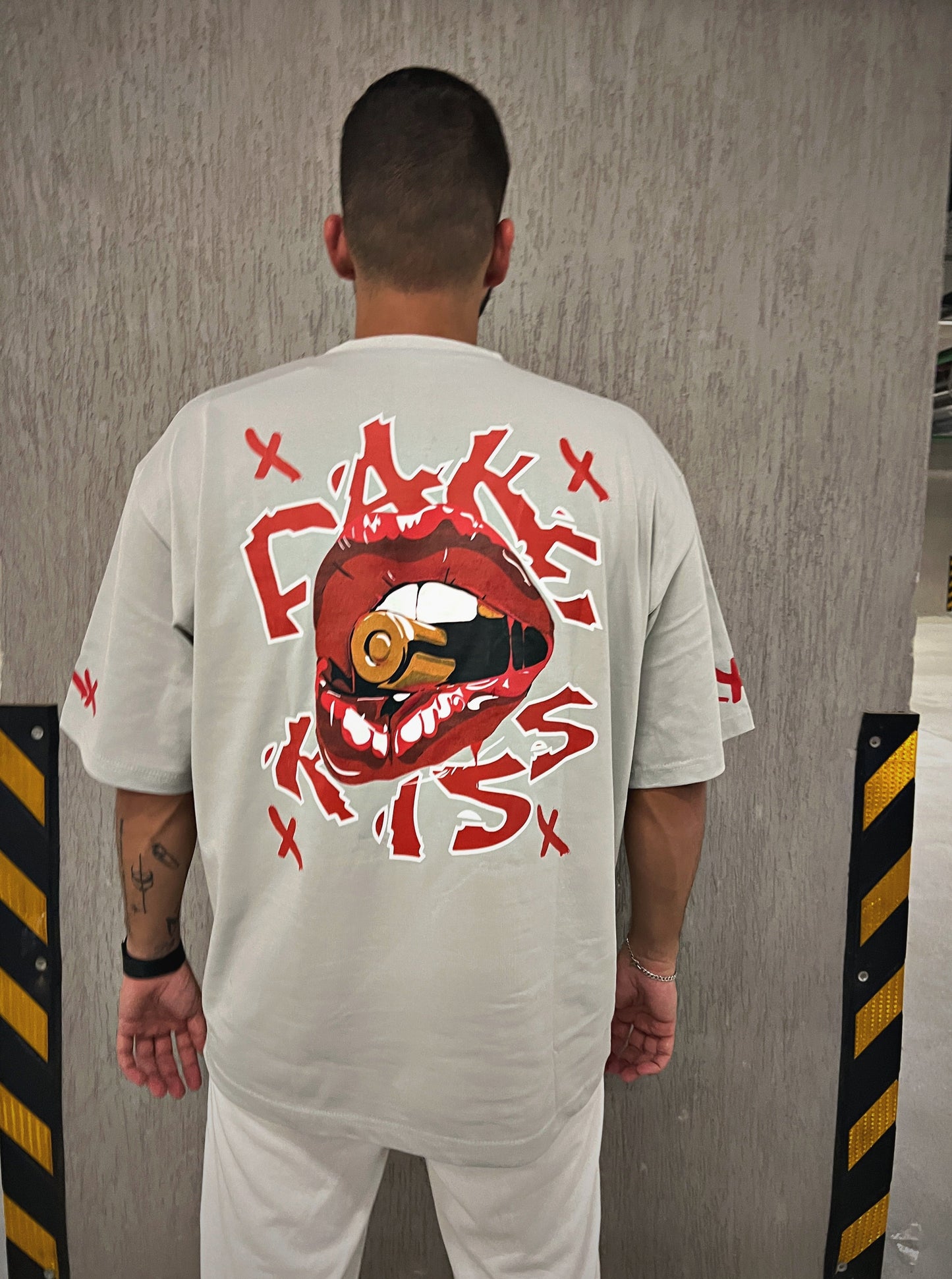 FAKE KISS OVERSIZED TEE