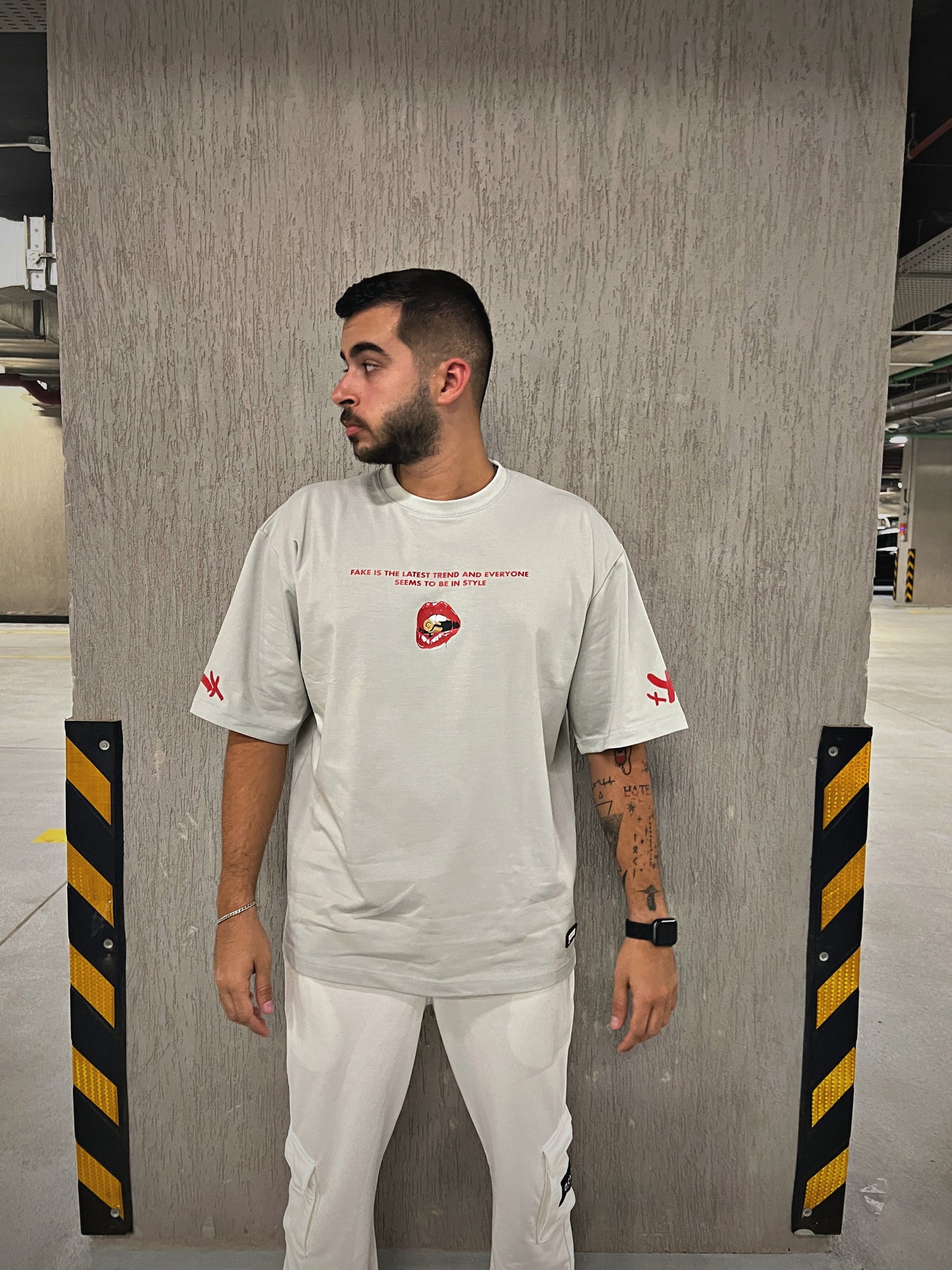 FAKE KISS OVERSIZED TEE