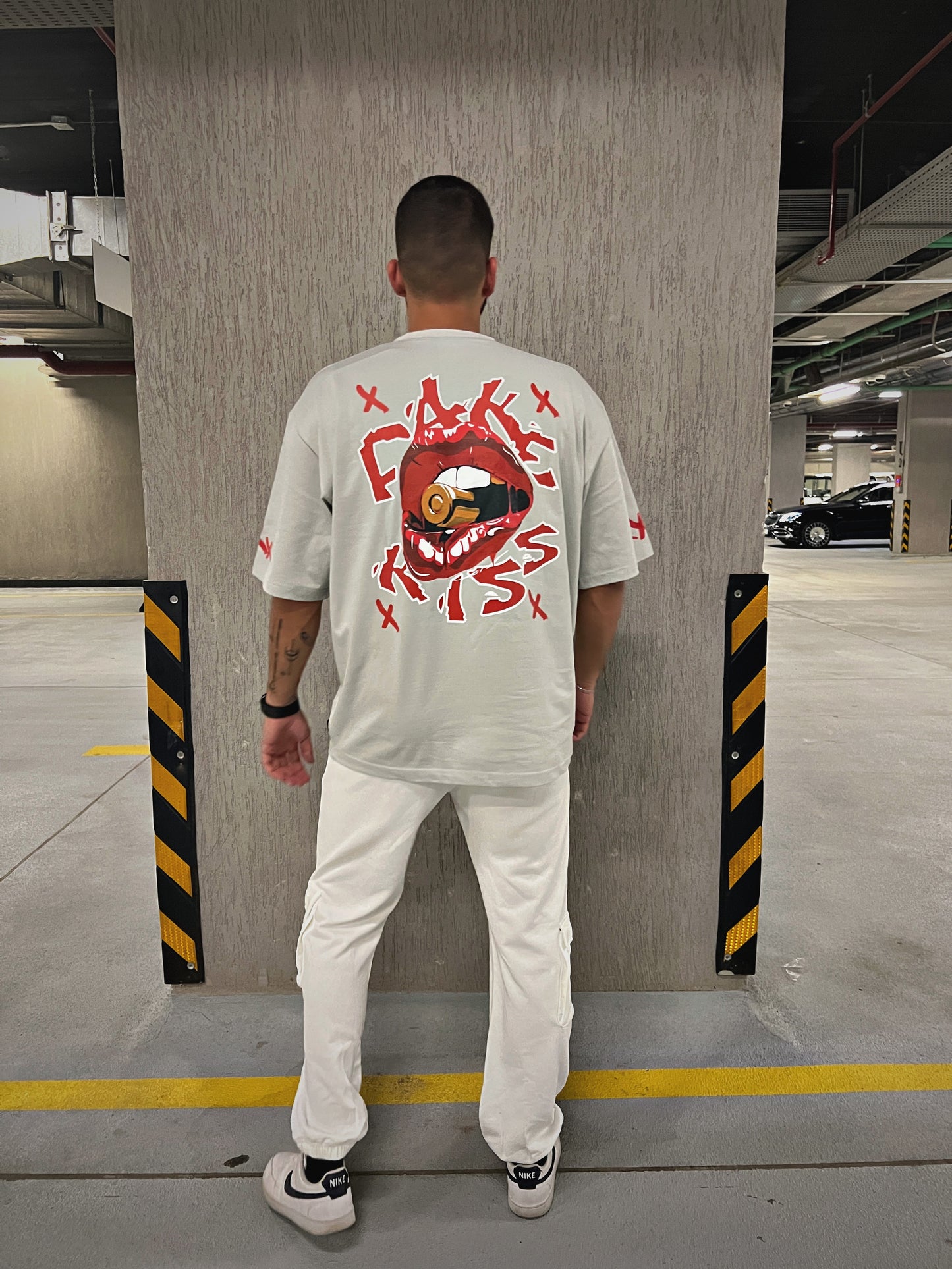 FAKE KISS OVERSIZED TEE