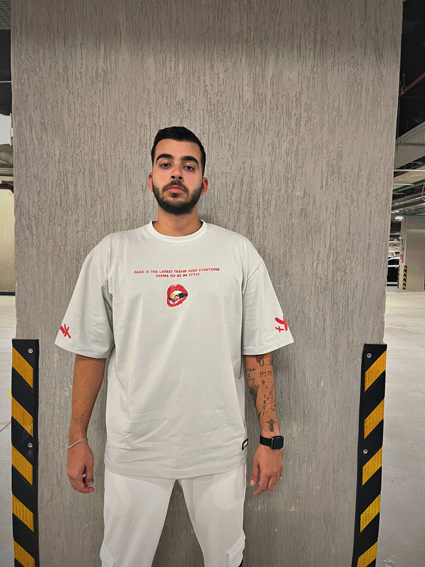 FAKE KISS OVERSIZED TEE