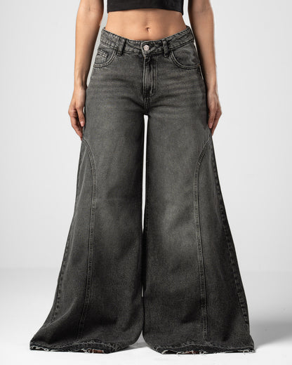 Pattes D’éléphant Jeans in Black