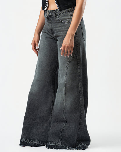 Pattes D’éléphant Jeans in Black